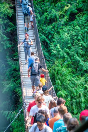 Foto de Vancouver - 11 de agosto de 2017: Puente colgante Twin Falls en Lynn Canyon con turistas en un día soleado. - Imagen libre de derechos