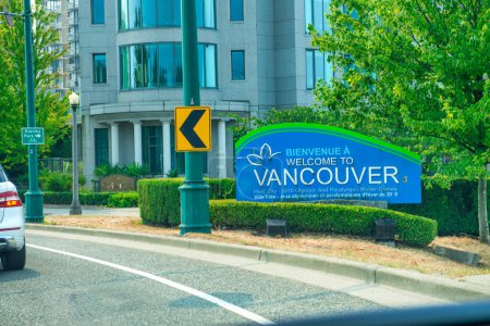 Téléchargez les photos : Vancouver, Canada - Le 9 août 2017 : Bâtiments de Vancouver par une journée ensoleillée. - en image libre de droit