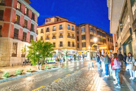 Foto de Granada, España - 13 de abril de 2023: Los turistas caminan por el centro de la ciudad por la noche. - Imagen libre de derechos
