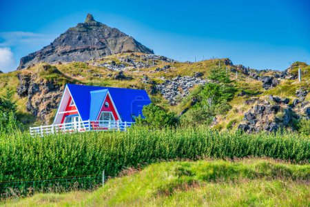 Téléchargez les photos : Belle maison et les montagnes de l'Islande au coucher du soleil d'été. - en image libre de droit