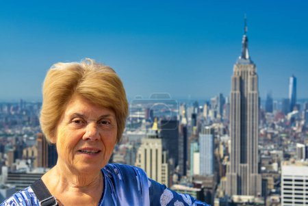 Téléchargez les photos : Une femme âgée heureuse regardant le panorama de New York. - en image libre de droit