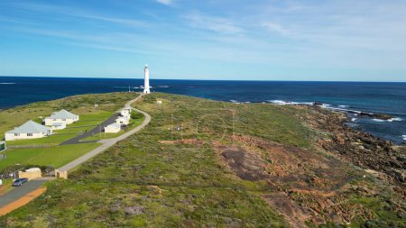 Téléchargez les photos : Le phare de Cape Leeuwin est la pointe continentale la plus au sud-ouest de l'Australie. - en image libre de droit