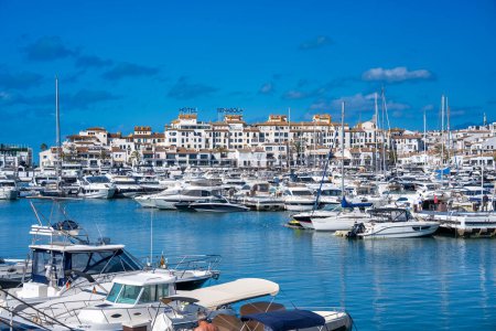 Foto de Marbella, España - 7 de abril de 2023: El hermoso puerto de Puerto Banús en un día claro y soleado. - Imagen libre de derechos