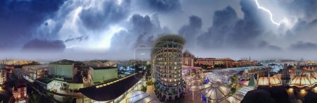 Téléchargez les photos : Singapour et l'île de Sentosa skyline avec orage aprroaching. - en image libre de droit