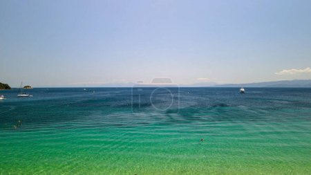 Téléchargez les photos : Vue aérienne d'un bel océan devant une plage. - en image libre de droit