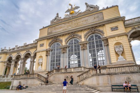 Téléchargez les photos : Vienne, Autriche - 20 août 2022 : Touristes le long du Schonbrunn Castle Park sous la Gloriette. - en image libre de droit