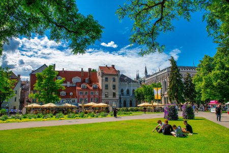 Foto de Riga, Letonia - 7 de julio de 2017: Riga edificios y parque en un día soleado. - Imagen libre de derechos