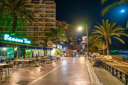 Foto de Marbella, España - 5 de abril de 2023: Paseo marítimo nocturno. - Imagen libre de derechos