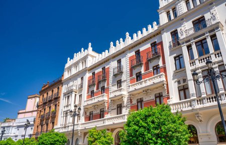 Foto de Edificios y tiendas en la calle San Fernando, Sevilla - España - Imagen libre de derechos