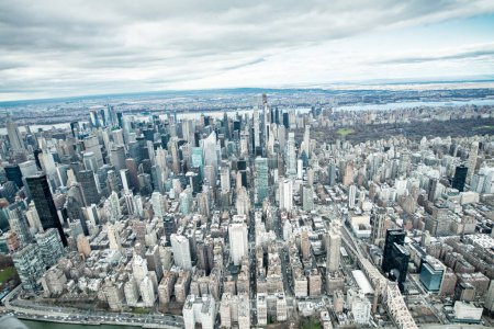Téléchargez les photos : Skyline aérienne de Midtown Manhattan depuis un hélicoptère en saison hivernale, New York - États-Unis. - en image libre de droit
