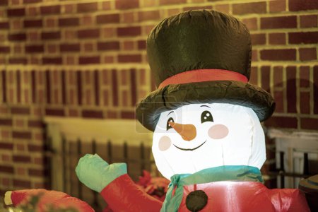 Foto de Decoración de muñeco de nieve de Navidad frente a una casa. - Imagen libre de derechos