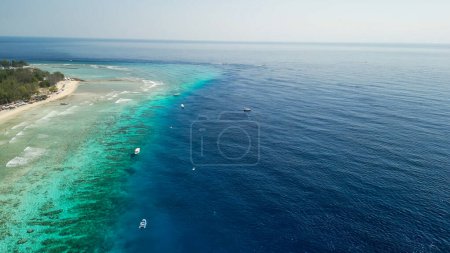 Téléchargez les photos : Vue aérienne imprenable sur la côte de Gili Trawangan par une journée ensoleillée, Indonésie. - en image libre de droit
