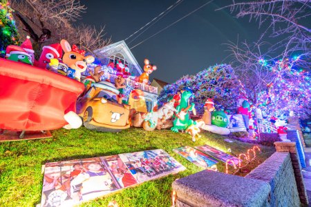 Foto de Brooklyn, NY - 6 de diciembre de 2018: Casas con luces de Navidad en el barrio suburbano de Dyker Heights en Brooklyn. - Imagen libre de derechos
