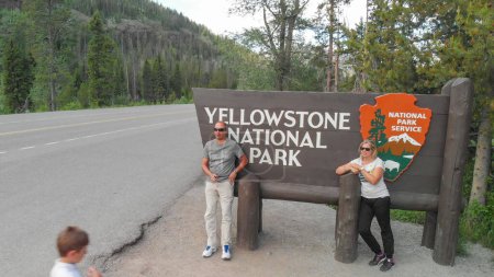 Téléchargez les photos : Visiteurs à l'entrée du parc national Yellowstone. - en image libre de droit
