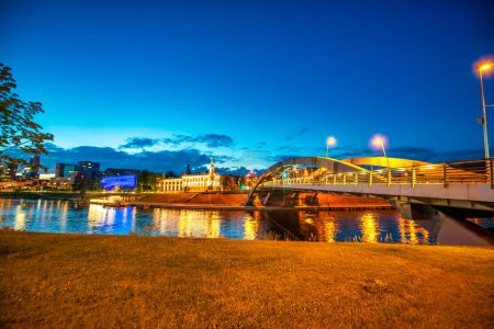 Téléchargez les photos : Pont de Vilnius City dans le centre-ville la nuit d'été, Lituanie. - en image libre de droit