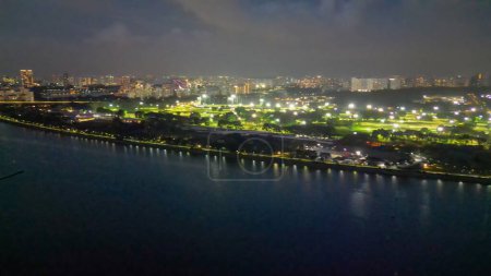 Téléchargez les photos : Coucher de soleil vue aérienne de Marina Bay et Singapour skyline. - en image libre de droit