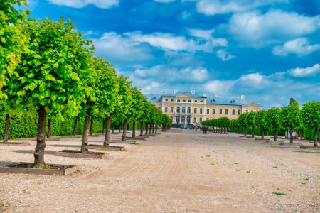 Foto de Rundale palacio y jardines en Letonia. El palacio está situado cerca de la ciudad de Bauska. Está hecho en estilo barroco. Famoso lugar de atracción para los turistas. - Imagen libre de derechos