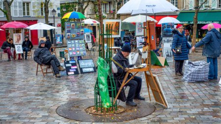 Téléchargez les photos : Paris - Décembre 2012 : Montmartre est un quartier célèbre pour les artistes. - en image libre de droit