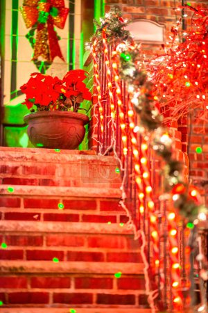 Téléchargez les photos : Brooklyn, NY. Décoration de Noël sur les maisons. Lumières de Noël extérieures. Région de Dyker Heights. - en image libre de droit