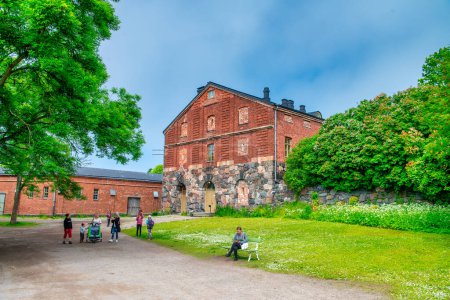 Foto de Helsinki, Finlandia - 4 de julio de 2017: La Fortaleza de Suomenlinna es una fortaleza marina habitada compuesta por ocho islas, de las cuales seis han sido fortificadas. - Imagen libre de derechos