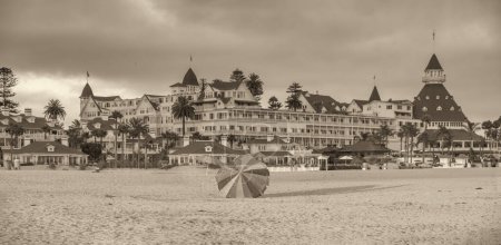 Téléchargez les photos : Le Coronado est une attraction célèbre à Coronado Beach, San Diego. Vue panoramique. - en image libre de droit