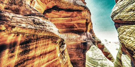 Téléchargez les photos : Antelope Canyon avec lumière du soleil, partie externe. - en image libre de droit