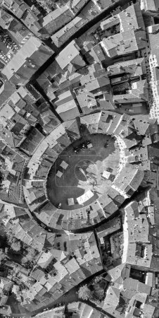 Téléchargez les photos : Vue Aérienne de Piazza Anfiteatro à Lucques, Toscane - Italie. - en image libre de droit