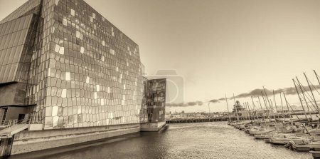 Téléchargez les photos : Reykjavik, Islande - 10 août 2019 : Harpa Concert Hall and Conference Centre au coucher du soleil - en image libre de droit
