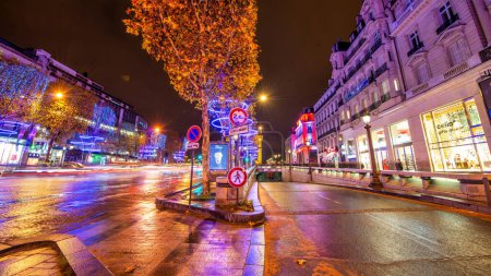 Téléchargez les photos : Paris - Décembre 2012 : Rues de la ville la nuit en hiver. - en image libre de droit