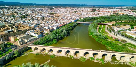 Téléchargez les photos : Cordoue, Andalousie. Vue aérienne des bâtiments médiévaux de la ville et le pont sur une journée ensoleillée de printemps - Espagne - en image libre de droit