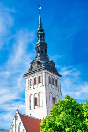 Téléchargez les photos : Eglise de Tallinn par une journée ensoleillée d'été, Estonie - en image libre de droit