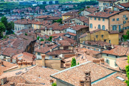 Foto de Calles medievales y edificios de Bérgamo Alta en un soleado día de verano, Italia. - Imagen libre de derechos
