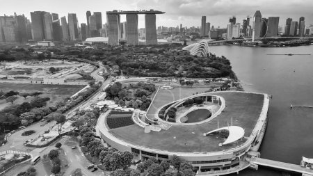Téléchargez les photos : Marina Barrage, Singapour : Vue aérienne du paysage urbain et du littoral par un après-midi nuageux. - en image libre de droit