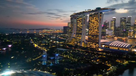 Téléchargez les photos : Singapour et Marina Bay gratte-ciel. Vue aérienne de nuit depuis un drone. - en image libre de droit