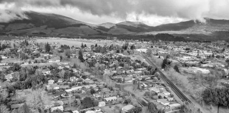 Foto de Turangi, Nueva Zelanda. Vista aérea de la ciudad a lo largo del lago Taupo. - Imagen libre de derechos