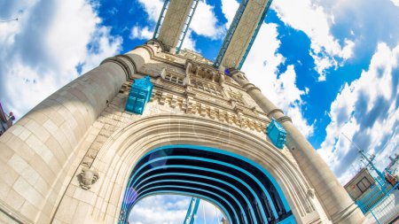 Téléchargez les photos : Le Tower Bridge est une attraction touristique célèbre. - en image libre de droit