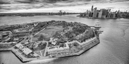 Téléchargez les photos : Ellis Island vue aérienne depuis un hélicoptère en hiver, New York - États-Unis. - en image libre de droit