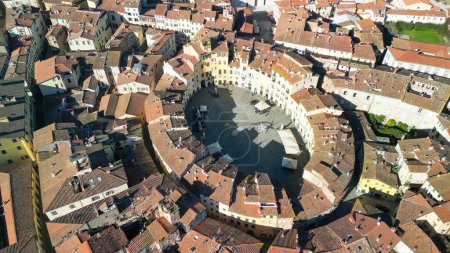 Téléchargez les photos : Vue Aérienne de Piazza Anfiteatro à Lucques, Toscane - Italie. - en image libre de droit