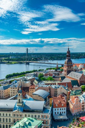 Téléchargez les photos : Riga, Lettonie - Le 7 juillet 2017 : Riga skyline par un après-midi ensoleillé. - en image libre de droit