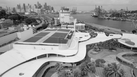 Téléchargez les photos : Sentosa Beach, Singapour. Vue aérienne de la plage et du littoral par une journée ensoleillée. - en image libre de droit