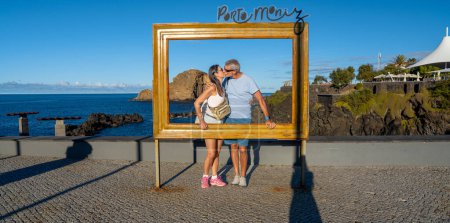 Téléchargez les photos : Happy couple prenant selfies à Porto Moniz piscines naturelles de lave, Madère. - en image libre de droit