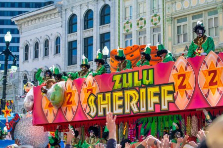 Foto de Nueva Orleans, LA - 9 de febrero de 2016: Desfile de carrozas de carnaval en el Mardi Gras. - Imagen libre de derechos