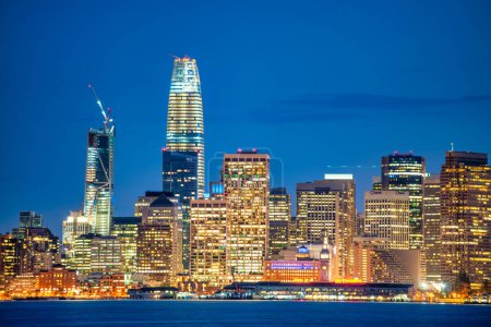 Foto de Skyline de San Francisco por la noche, California. - Imagen libre de derechos