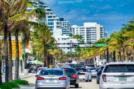 Téléchargez les photos : Fort Lauderdale, Floride - 29 février 2016 : Trafic le long de la route principale de la ville le long de la plage. - en image libre de droit