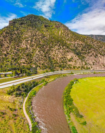 Téléchargez les photos : Vue aérienne imprenable sur le fleuve Colorado et les montagnes environnantes, Utah. - en image libre de droit