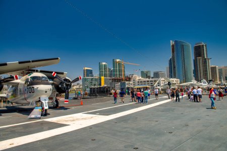 Téléchargez les photos : San Diego - 30 juillet 2017 : L'USS Midway est un porte-avions de la marine américaine. - en image libre de droit