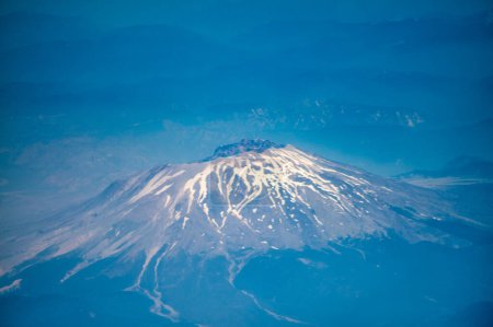 Téléchargez les photos : Vue aérienne du mont St Helens depuis l'avion. - en image libre de droit