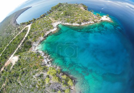 Foto de Playa del Cabo Amarandos en Skopelos, Grecia - Vista aérea. - Imagen libre de derechos