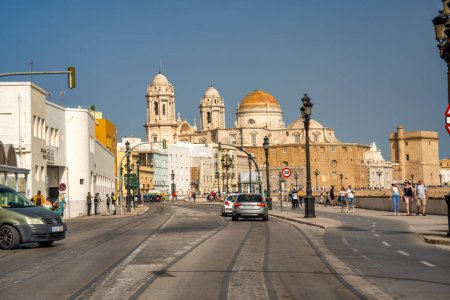 Foto de Cádiz, España - 8 de abril de 2023: Catedral de la Ciudad a lo largo del paseo marítimo. - Imagen libre de derechos