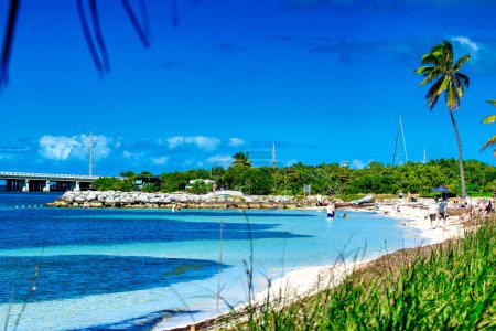 Téléchargez les photos : Bahia Honda Key, FL - 21 février. 2016 : Bahia Honda Beach avec les touristes par une journée ensoleillée. - en image libre de droit